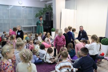 Wieluń: Biblioteka Miejska zaprosiła dzieci na spotkanie z fotografem Piotrem Pabisiakiem